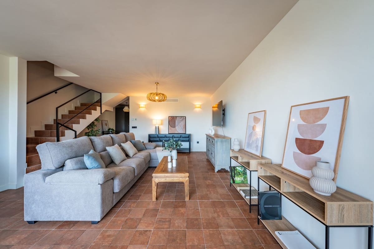 3 bedroom Villa for sale in Benalmadena Costa with pool garage - € 985,000 (Ref: 10122764)