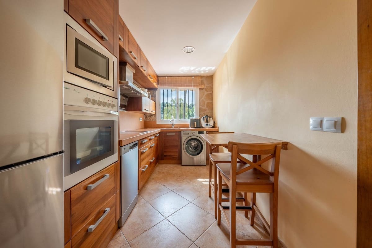 2 soverom Leilighet til salgs i Aloha Golf med svømmebasseng - € 399 000 (Ref: 10122773)
