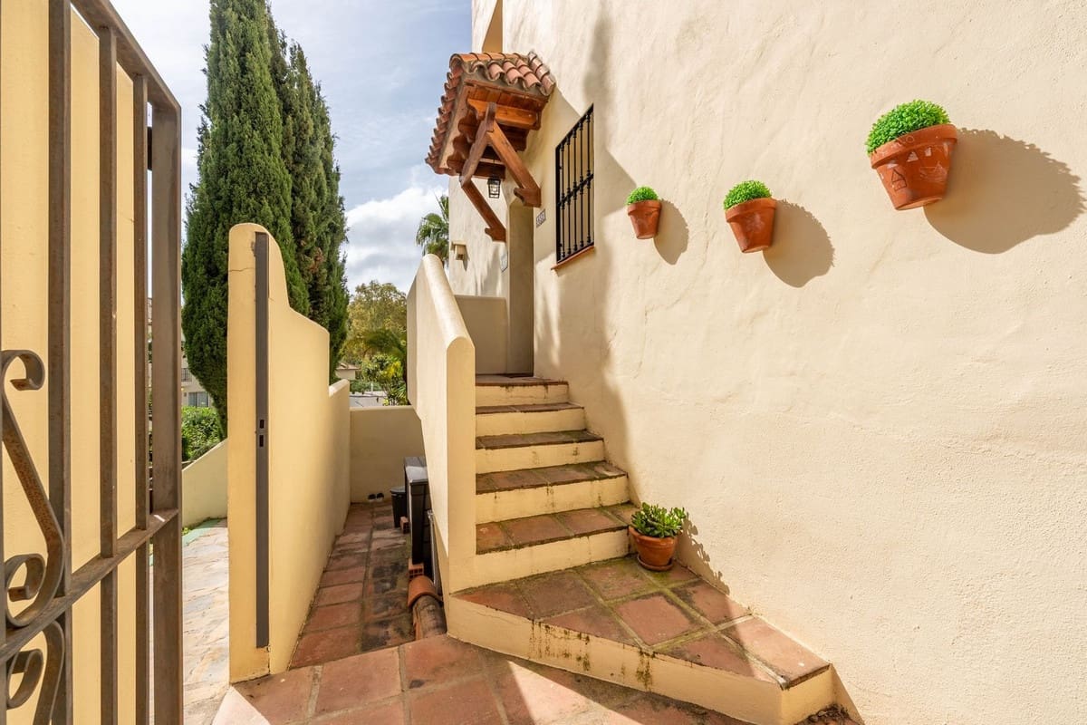 2 soverom Leilighet til salgs i Aloha Golf med svømmebasseng - € 399 000 (Ref: 10122773)