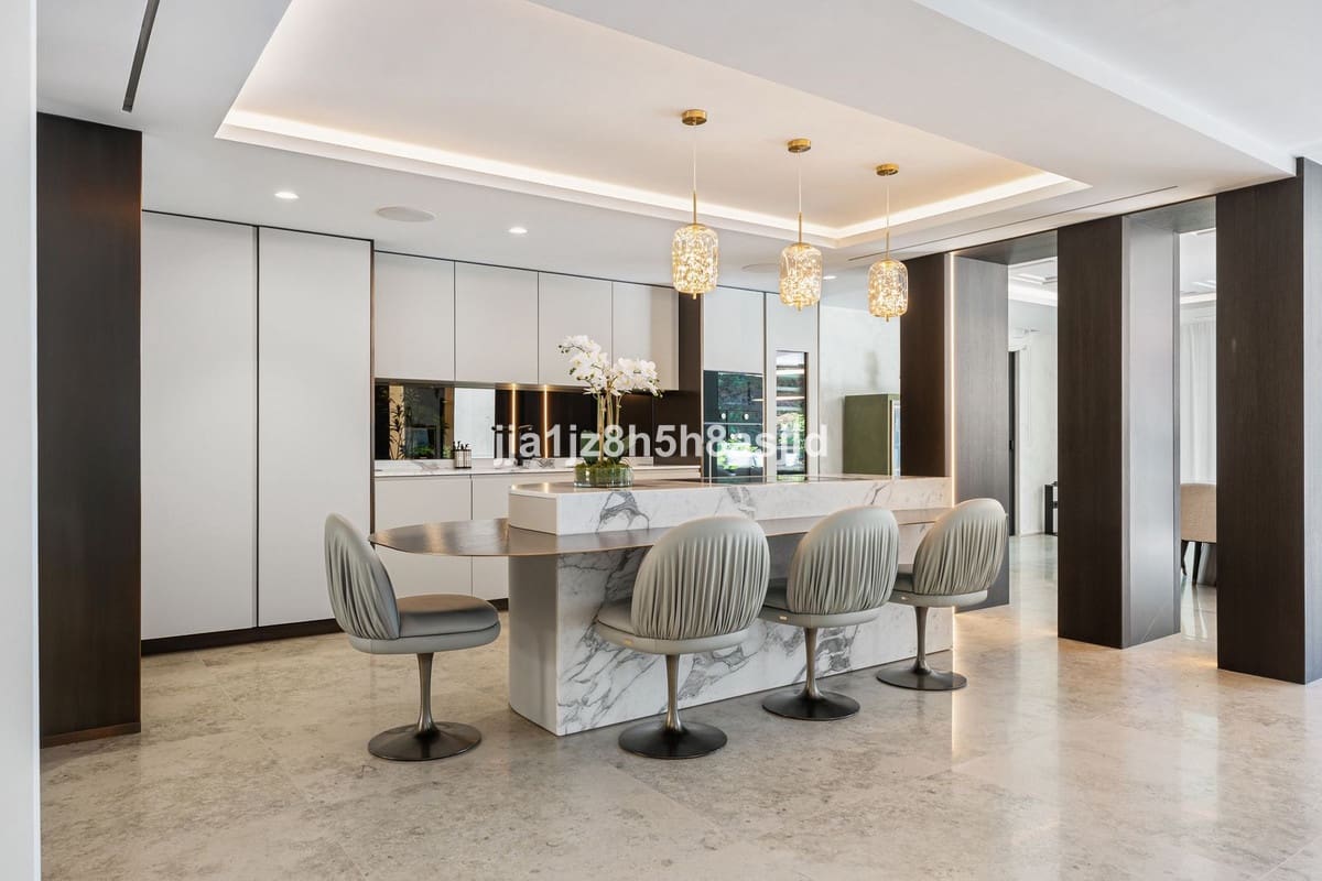 4 quarto Moradia para venda em Marbella com piscina garagem - 15 900 000 € (Ref: 10122852)