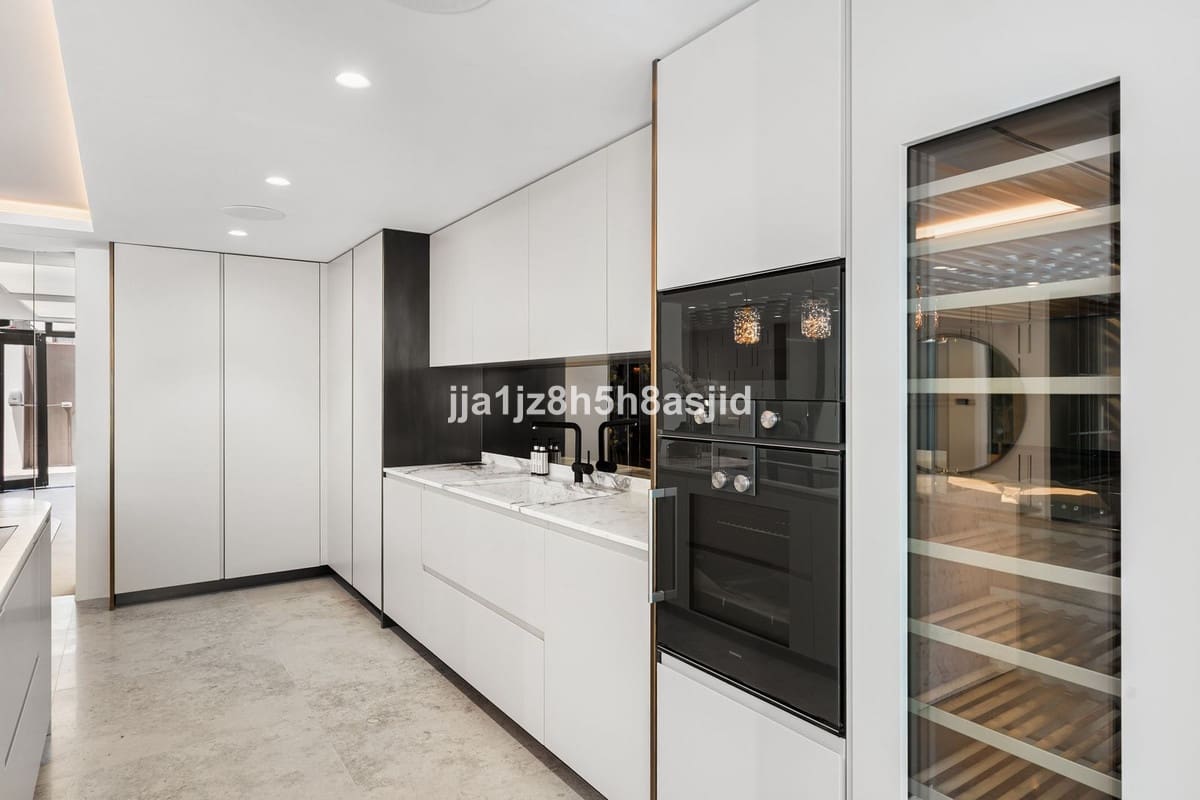 4 quarto Moradia para venda em Marbella com piscina garagem - 15 900 000 € (Ref: 10122852)