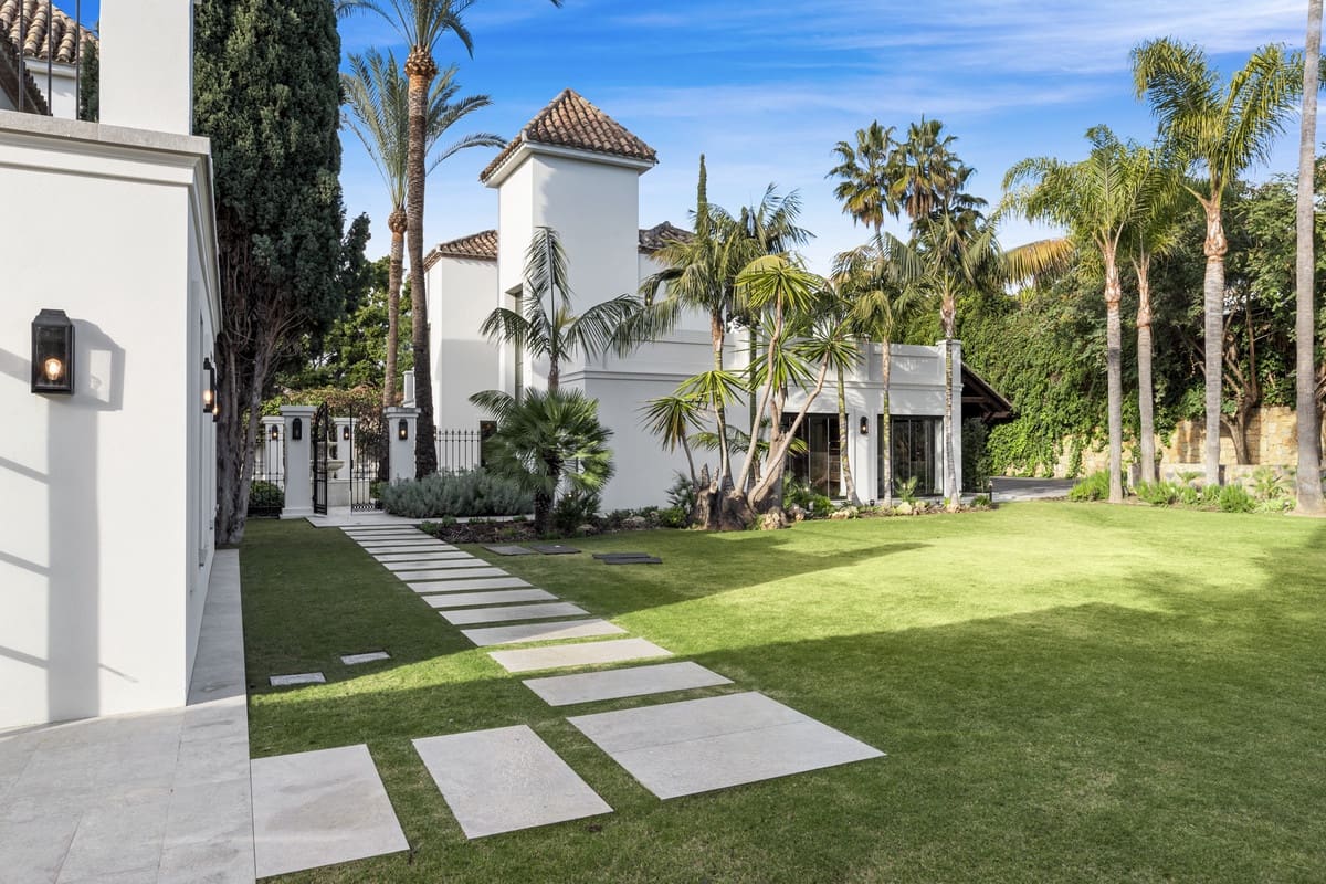 6 soverom Villa til salgs i Nueva Andalucia med svømmebasseng garasje - € 10 850 000 (Ref: 10122878)