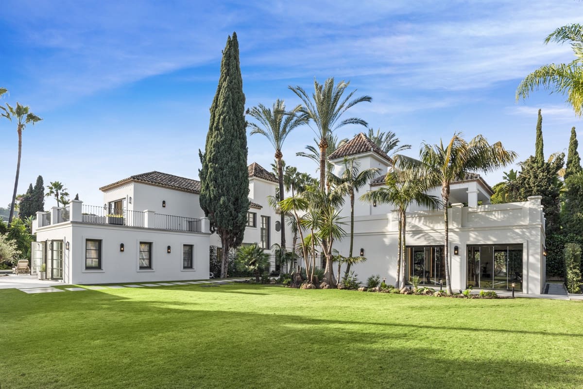 6 soverom Villa til salgs i Nueva Andalucia med svømmebasseng garasje - € 10 850 000 (Ref: 10122878)