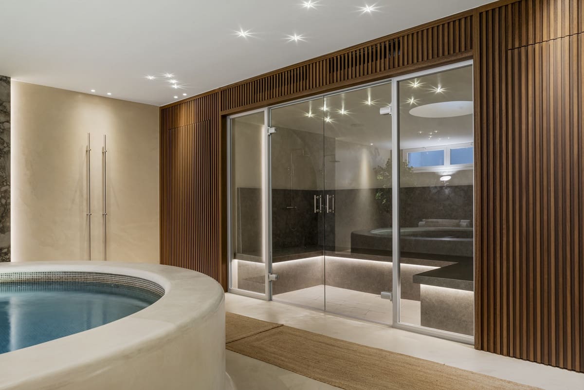 6 soverom Villa til salgs i Nueva Andalucia med svømmebasseng garasje - € 10 850 000 (Ref: 10122878)