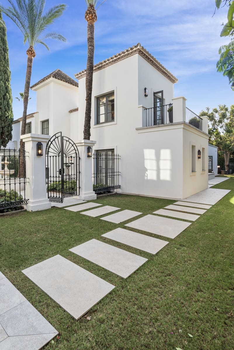 6 soverom Villa til salgs i Nueva Andalucia med svømmebasseng garasje - € 10 850 000 (Ref: 10122878)