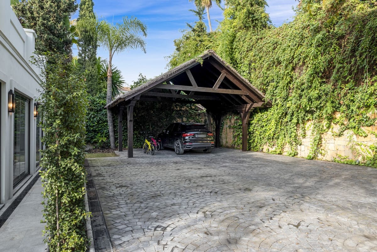 6 soverom Villa til salgs i Nueva Andalucia med svømmebasseng garasje - € 10 850 000 (Ref: 10122878)
