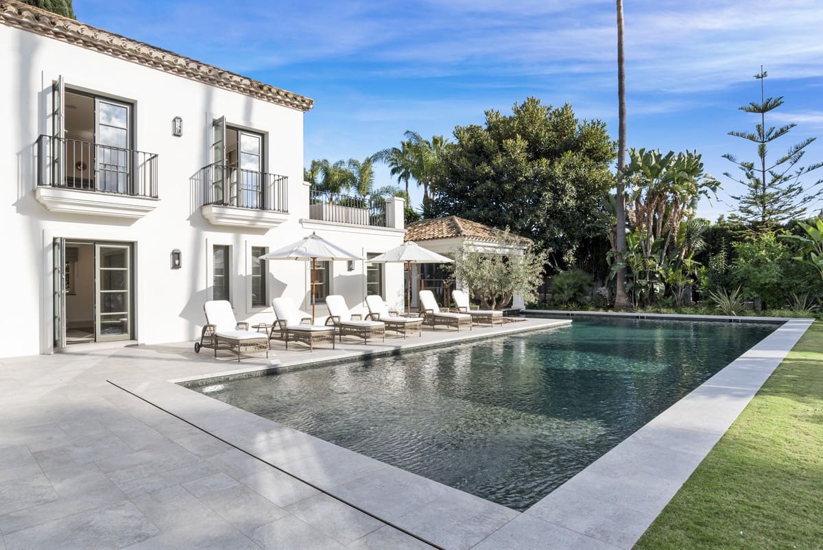 6 soverom Villa til salgs i Nueva Andalucia med svømmebasseng garasje - € 10 850 000 (Ref: 10122878)