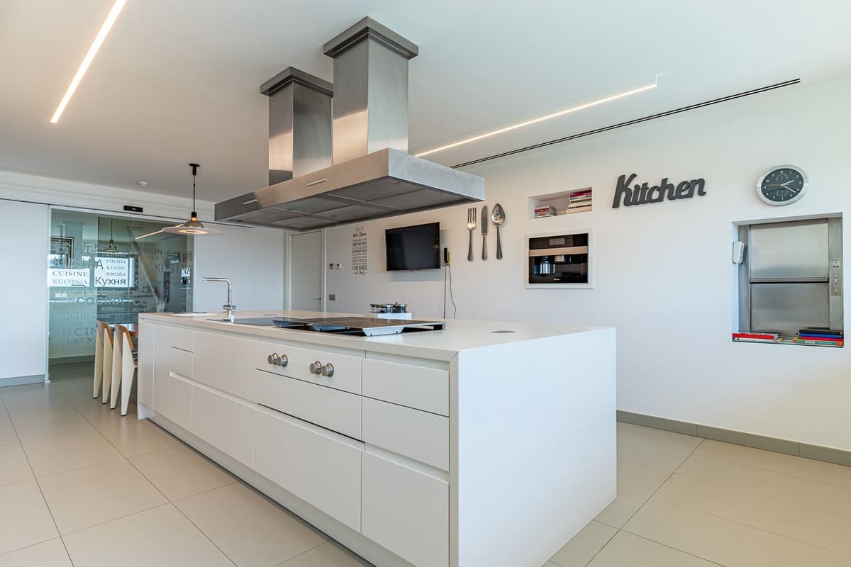 8 slaapkamer Villa te koop in Malaga stad met zwembad garage - € 15.000.000 (Ref: 10122891)
