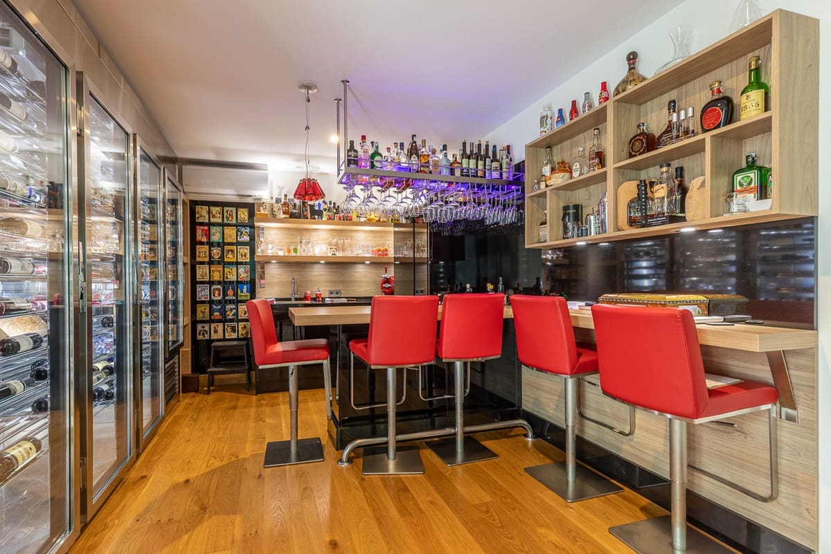 8 slaapkamer Villa te koop in Malaga stad met zwembad garage - € 15.000.000 (Ref: 10122891)