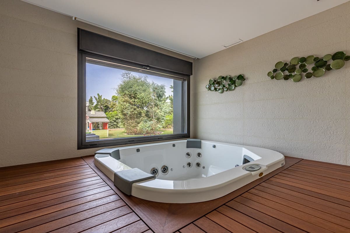 8 slaapkamer Villa te koop in Malaga stad met zwembad garage - € 15.000.000 (Ref: 10122891)