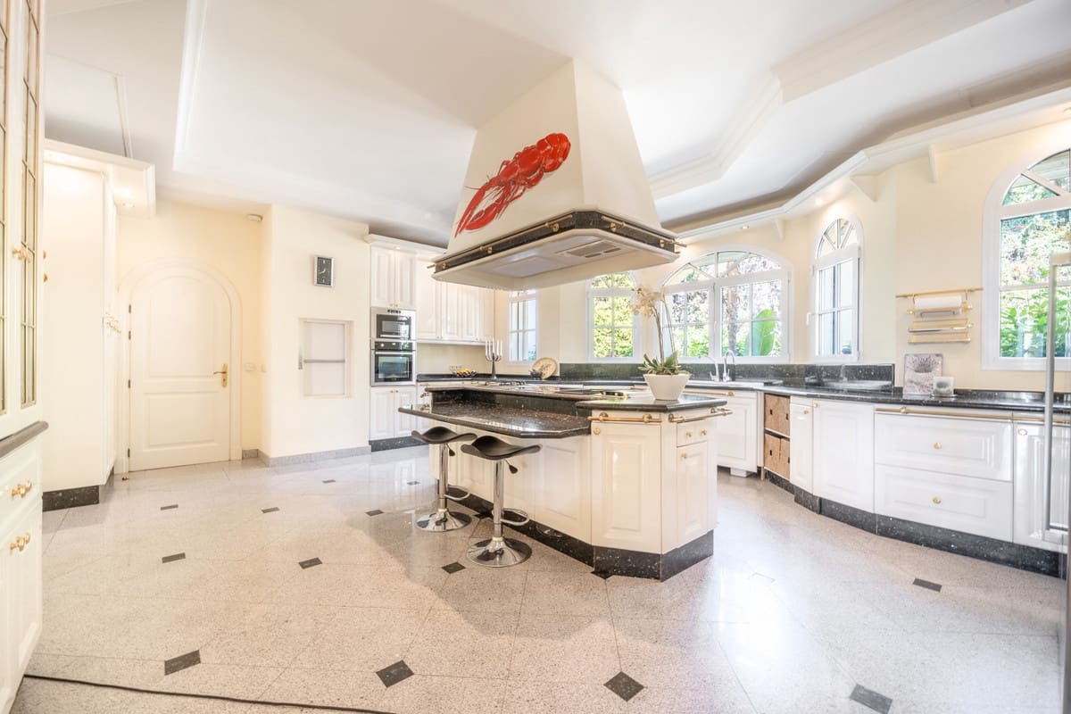 14 quarto Moradia para venda em Marbella com piscina garagem - 19 850 000 € (Ref: 10122896)