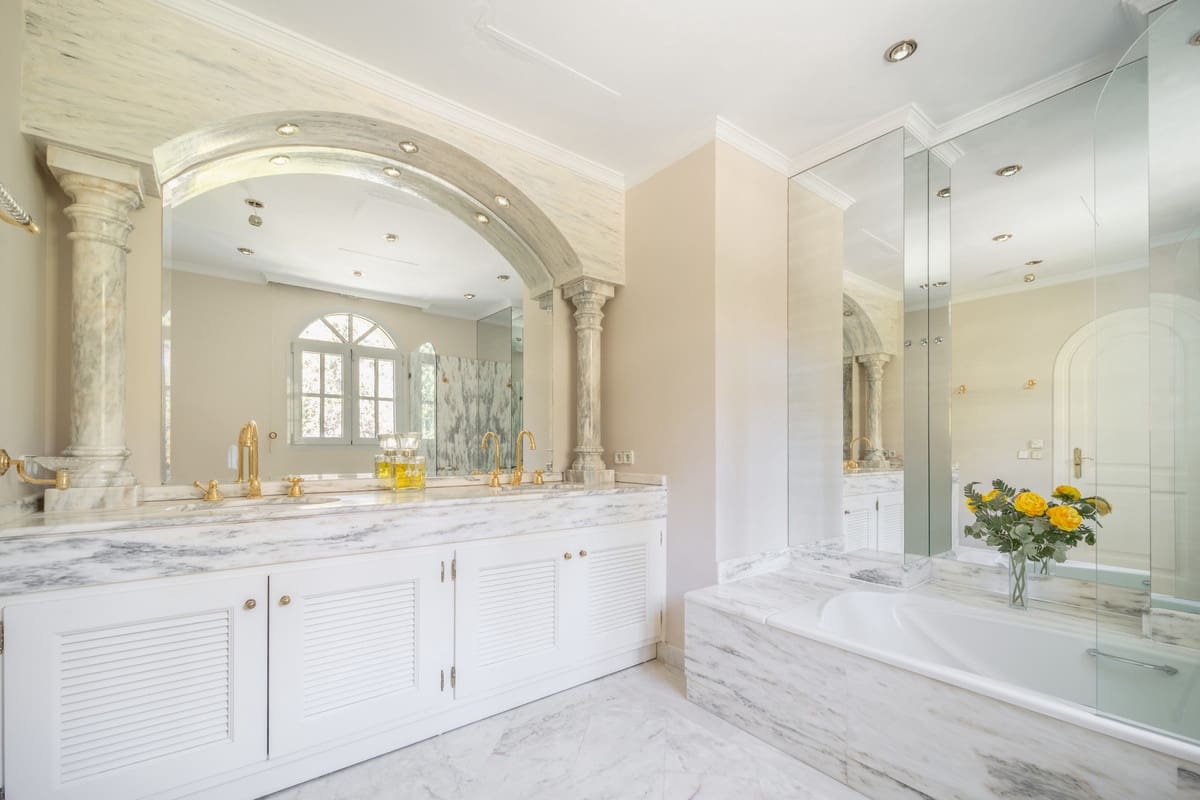 14 quarto Moradia para venda em Marbella com piscina garagem - 19 850 000 € (Ref: 10122896)
