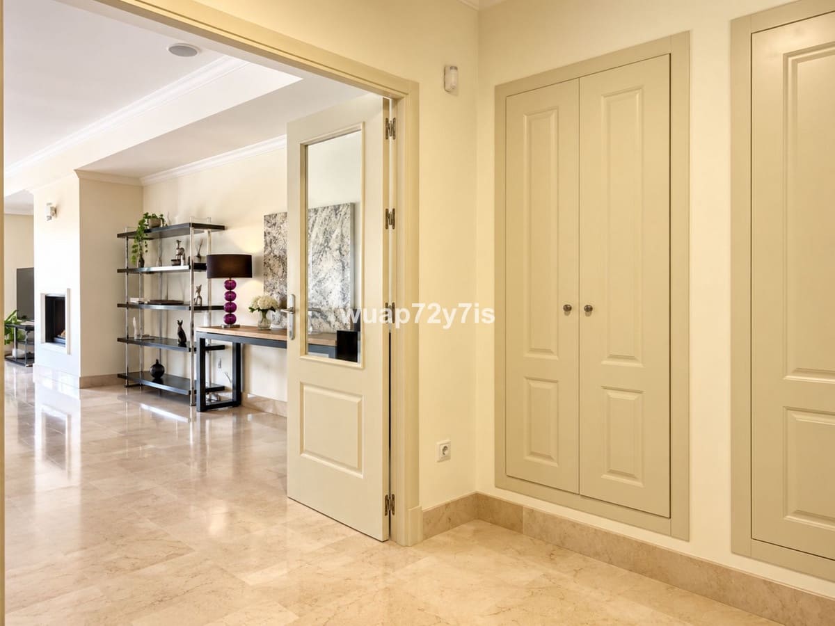 2 soverom Leilighet til salgs i Marbella med svømmebasseng garasje - € 1 049 000 (Ref: 10123689)