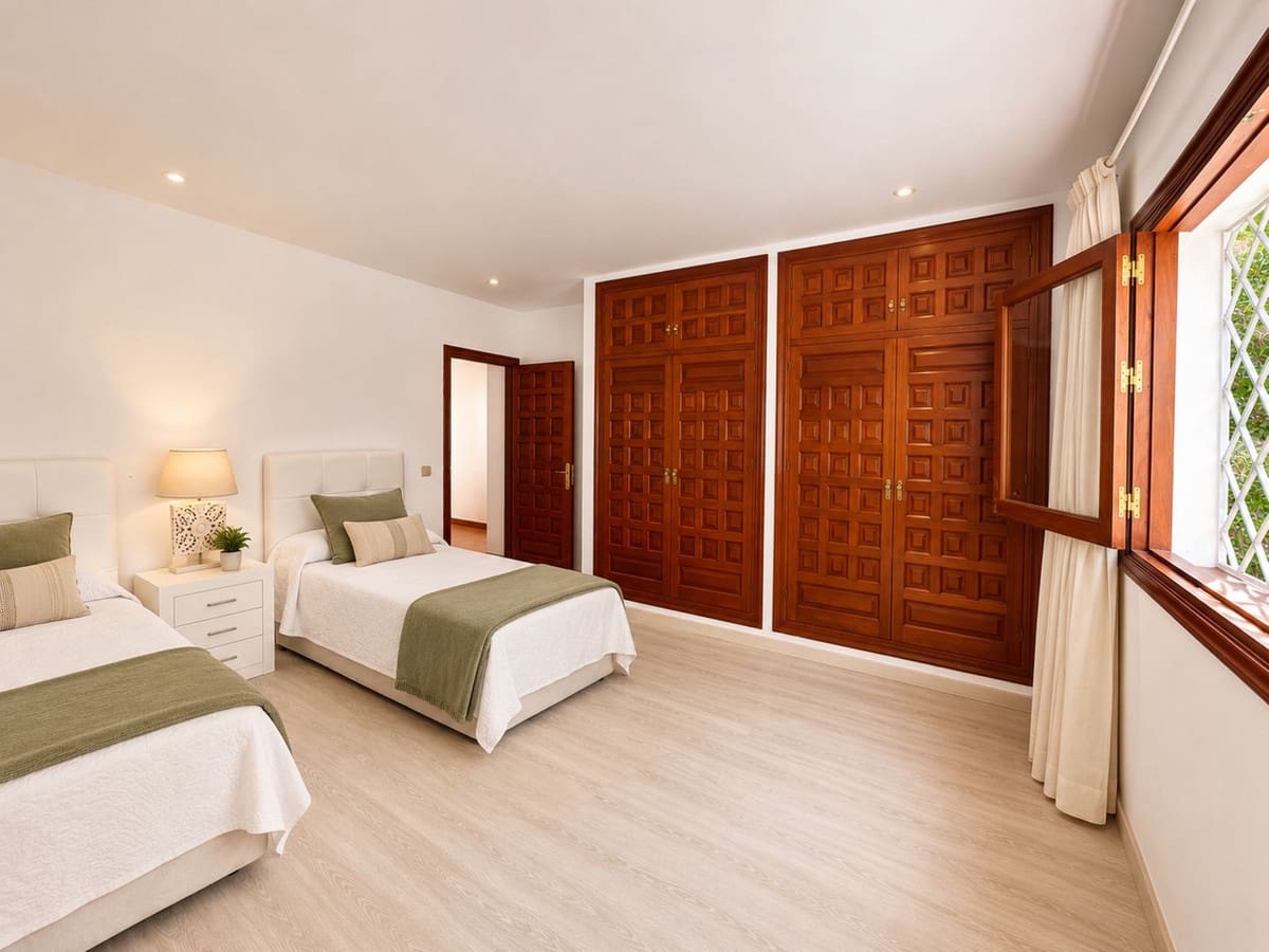 4 Zimmer Villa zu verkaufen in Rio Real mit Pool Garage - 2.150.000 € (Ref: 10123773)