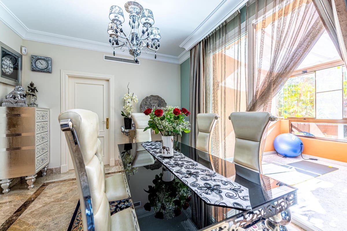 Apartamento de 2 habitaciones en Nueva Andalucia en venta con piscina garaje - 545.000 € (Ref: 10123779)