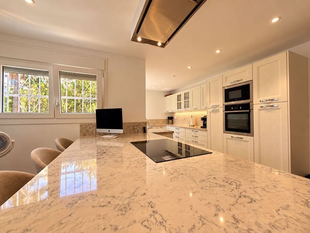 5 quarto Moradia para venda em El Paraiso, Estepona com piscina garagem - 1 900 000 € (Ref: 10123781)