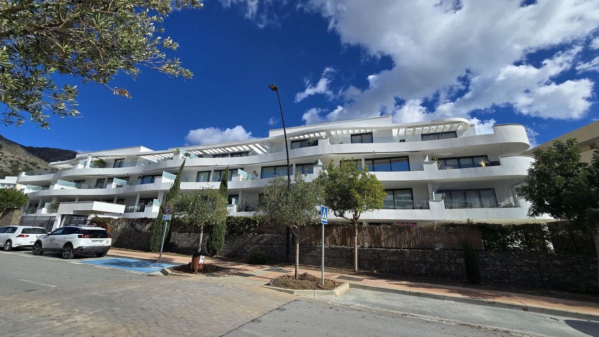 2 bedroom Apartment for sale in Fuengirola with pool garage - € 590,000 (Ref: 10124089)