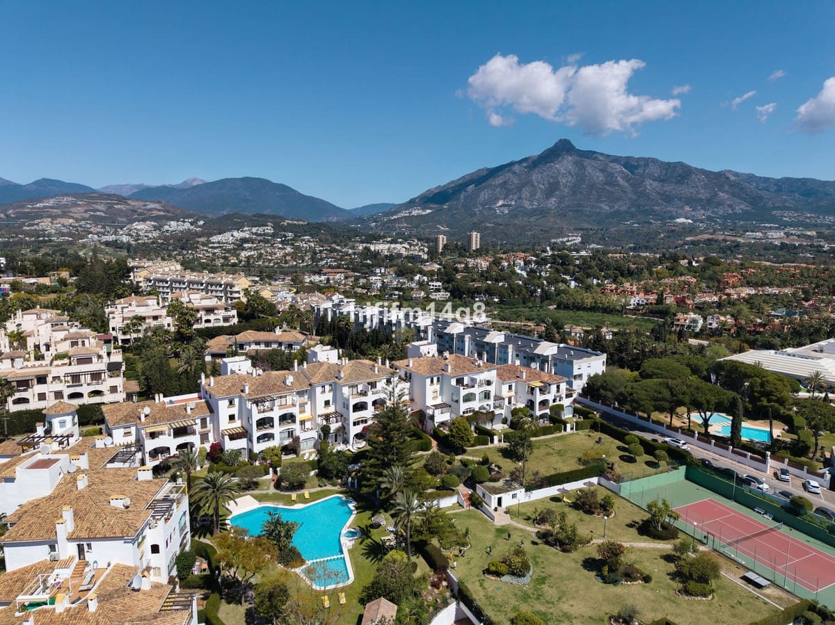 Apartamento de 2 habitaciones en Nueva Andalucia en venta con piscina garaje - 815.000 € (Ref: 10124145)
