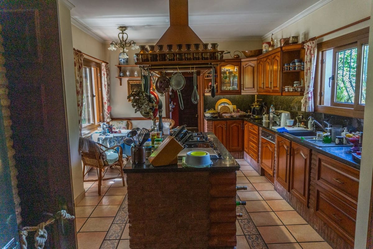 6 makuuhuone Huvila myytävänä paikassa El Paraiso mukana uima-altaan 
autotalli - 3 750 000 € (Ref: 10124205)