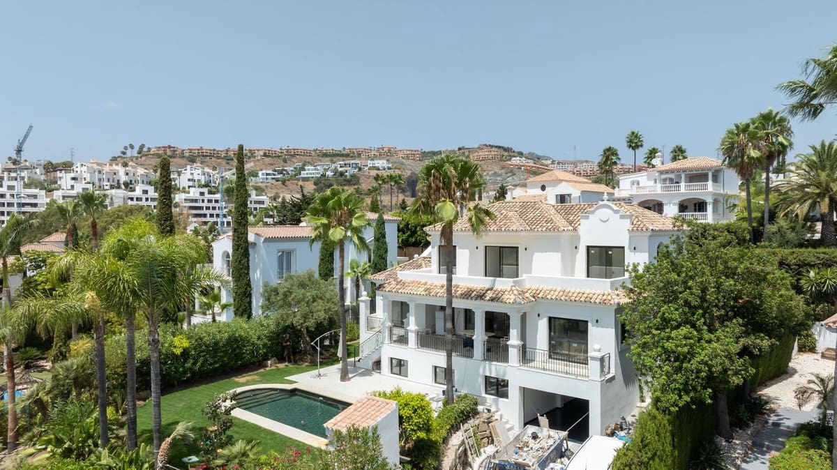6 bedroom Villa for sale in El Paraiso with pool garage - € 3,700,000 (Ref: 10124207)