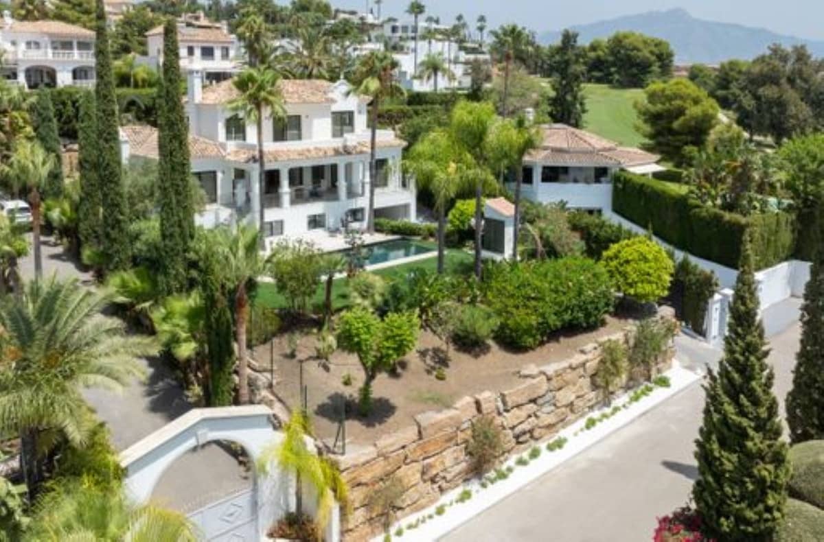 6 bedroom Villa for sale in El Paraiso with pool garage - € 3,700,000 (Ref: 10124207)