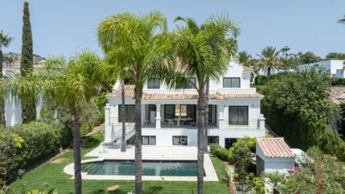 6 bedroom Villa for sale in El Paraiso with pool garage - € 3,700,000 (Ref: 10124207)