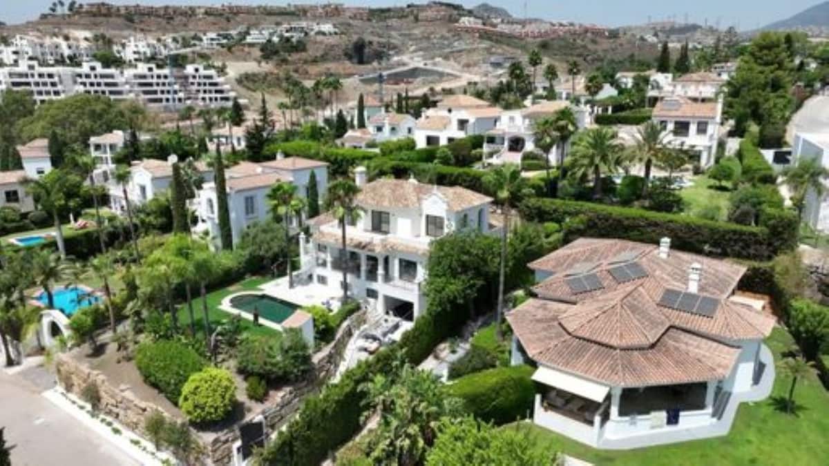 6 bedroom Villa for sale in El Paraiso with pool garage - € 3,700,000 (Ref: 10124207)