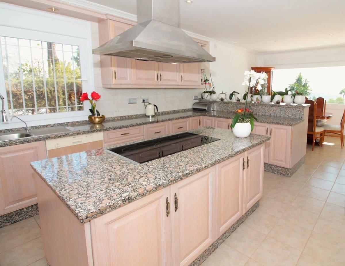 10 sovrum Villa till salu i El Paraiso med pool garage - 3 300 000 € (Ref: 10124214)