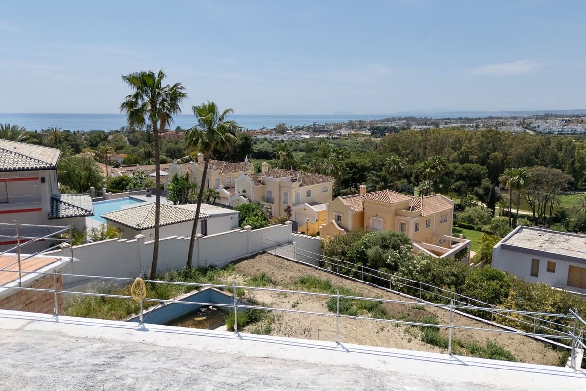 5 bedroom Villa for sale in El Paraiso with pool garage - € 2,900,000 (Ref: 10124215)