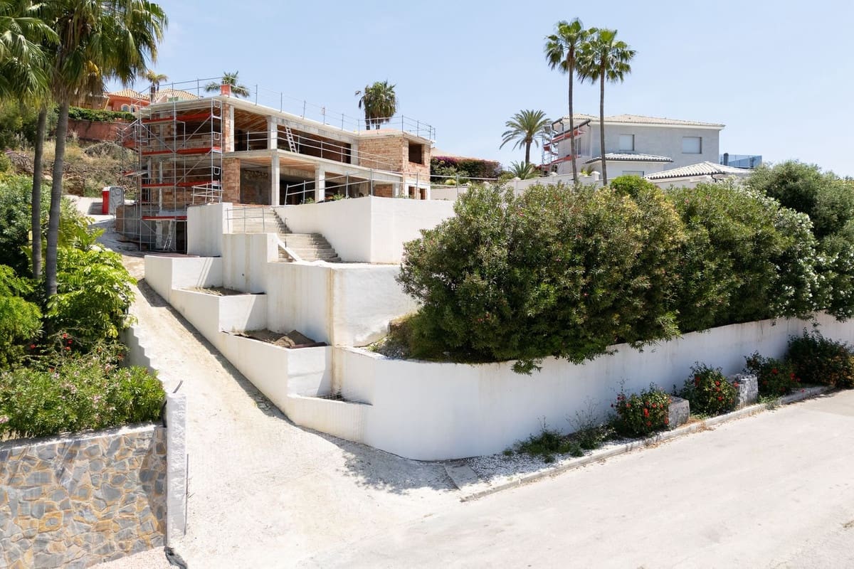 5 bedroom Villa for sale in El Paraiso with pool garage - € 2,900,000 (Ref: 10124215)