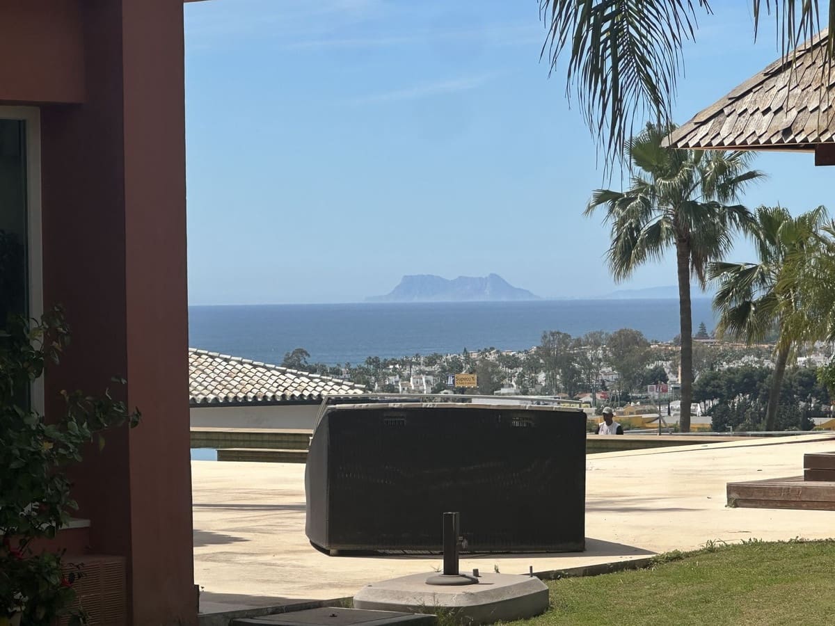 8 sovrum Villa till salu i El Paraiso med pool garage - 3 995 000 € (Ref: 10124216)