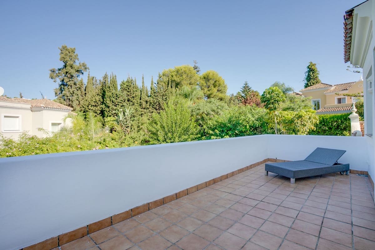 3 sovrum Villa till salu i El Paraiso med pool garage - 1 500 000 € (Ref: 10124522)