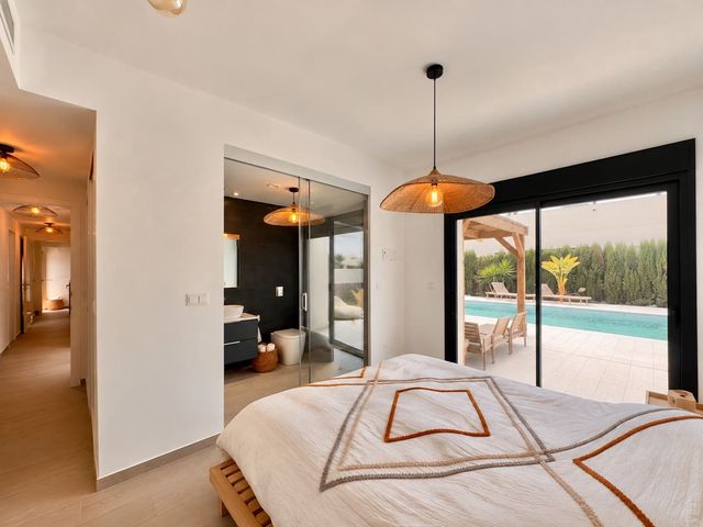 3 soverom Villa til salgs i Alicante by med svømmebasseng garasje - € 620 000 (Ref: 10125284)
