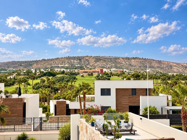 3 soverom Villa til salgs i Alicante by med svømmebasseng garasje - € 620 000 (Ref: 10125284)