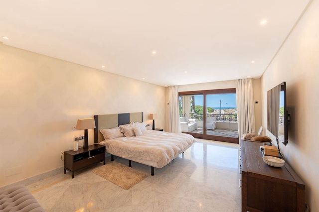 3 sypialnia Apartament na sprzedaż w Marbella z basenem garażem - 2 950 000 € (Ref: 10125513)