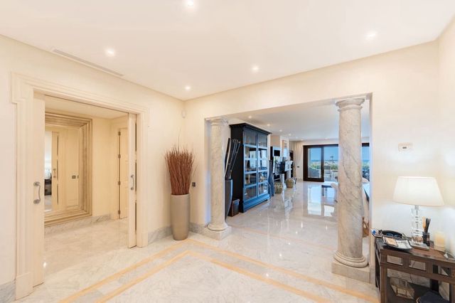 3 sypialnia Apartament na sprzedaż w Marbella z basenem garażem - 2 950 000 € (Ref: 10125513)