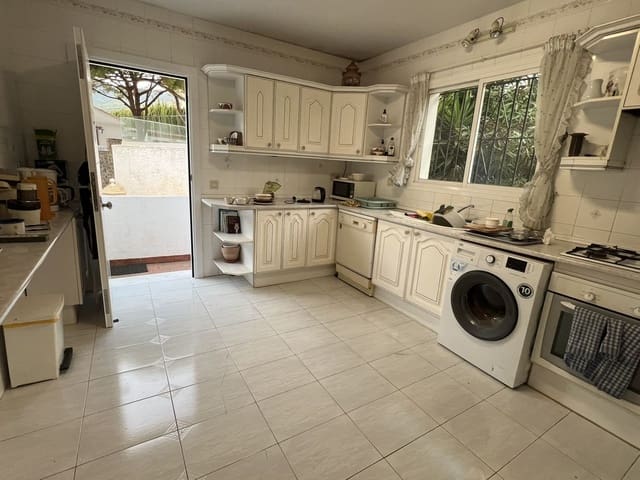 5 bedroom Villa for sale in Valtocado - La Alquería - La Atalaya, Mijas with pool garage - € 592,000 (Ref: 10125531)