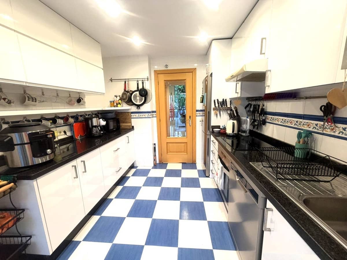 3 sovrum Lägenhet till salu i Estepona med pool garage - 445 000 € (Ref: 10125536)
