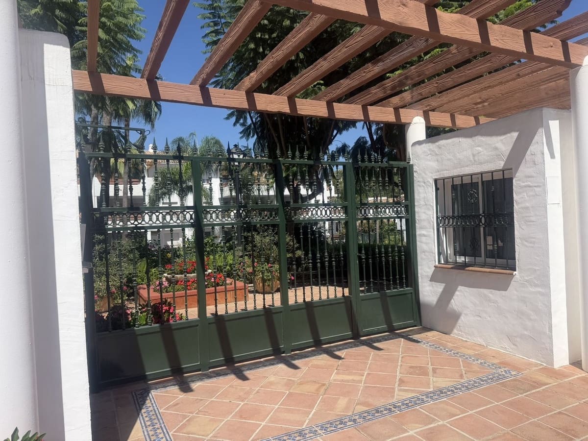 3 sovrum Lägenhet till salu i Estepona med pool garage - 445 000 € (Ref: 10125536)