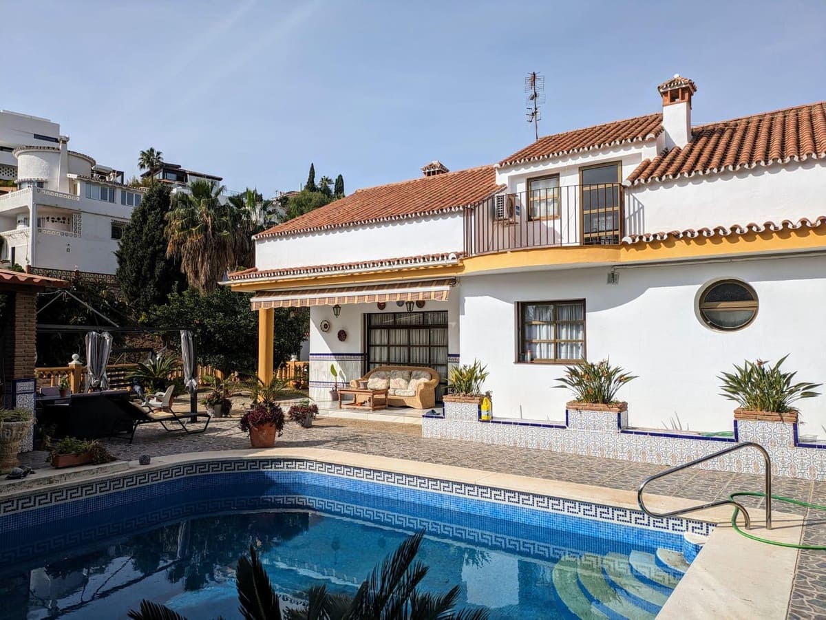 5 sovrum Villa till salu i Benalmadena med pool garage - 950 000 € (Ref: 10125574)