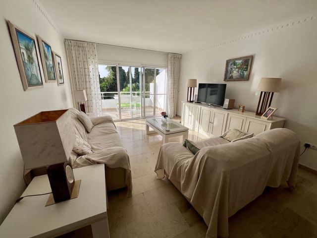 2 sypialnia Apartament na sprzedaż w El Paraiso, Estepona z basenem - 345 000 € (Ref: 10125589)