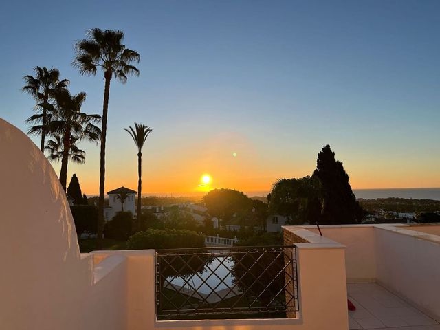 2 bedroom Apartment for sale in El Paraiso, Estepona with pool garage - € 485,000 (Ref: 10125590)