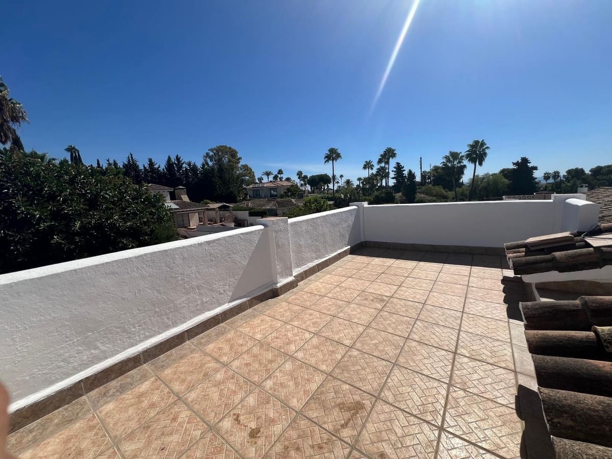 2 bedroom Apartment for sale in El Paraiso with pool - € 335,000 (Ref: 10125594)