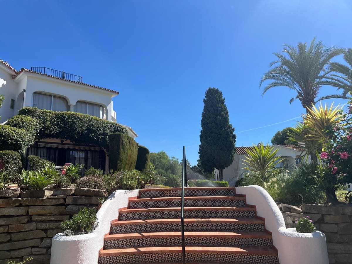 2 bedroom Apartment for sale in El Paraiso with pool - € 335,000 (Ref: 10125594)
