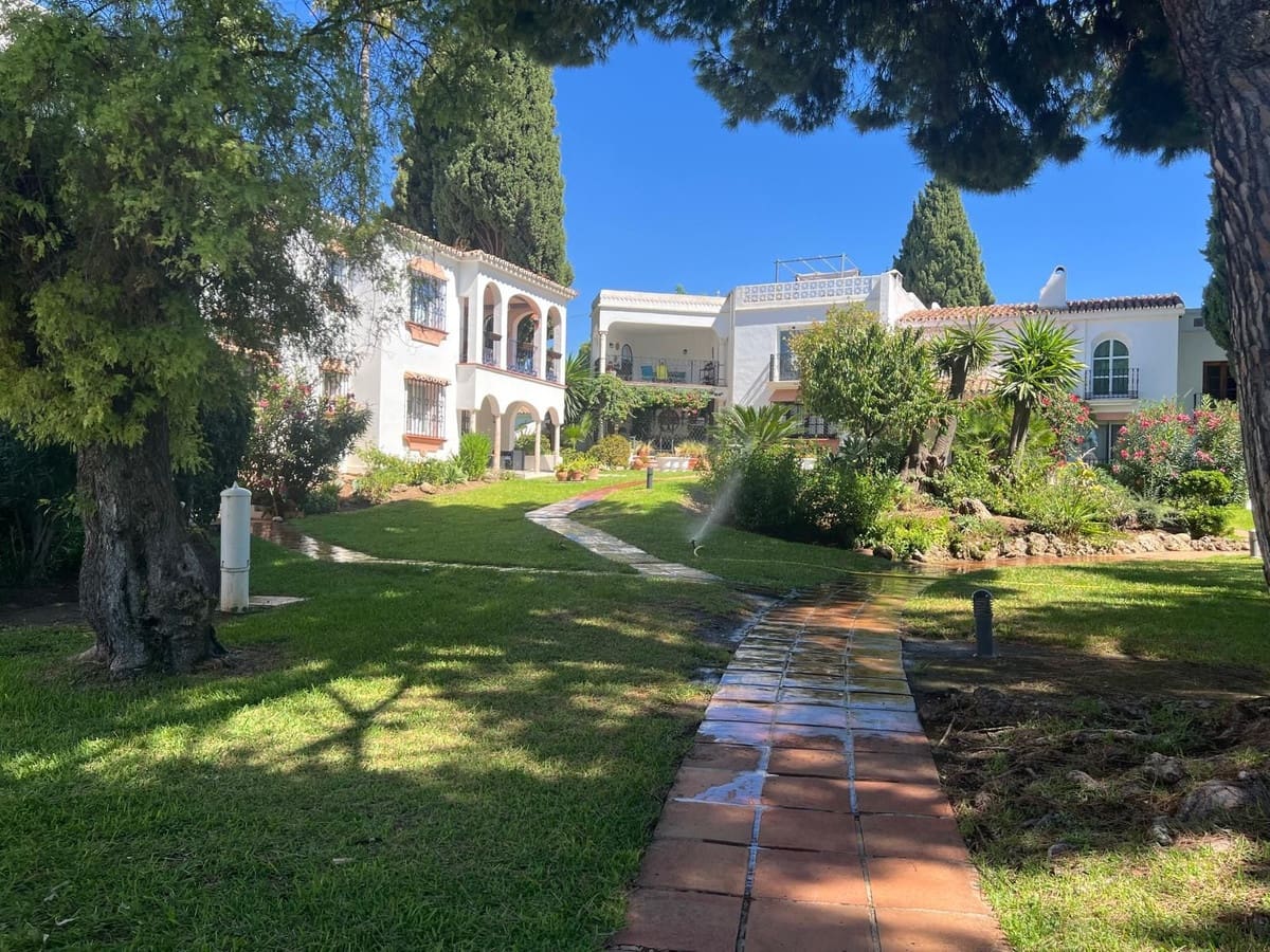 2 bedroom Apartment for sale in El Paraiso with pool - € 335,000 (Ref: 10125594)
