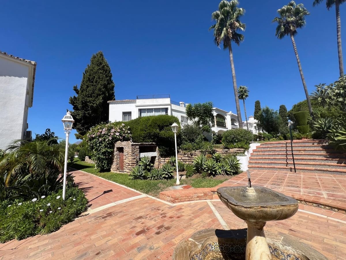 2 bedroom Apartment for sale in El Paraiso with pool - € 335,000 (Ref: 10125594)
