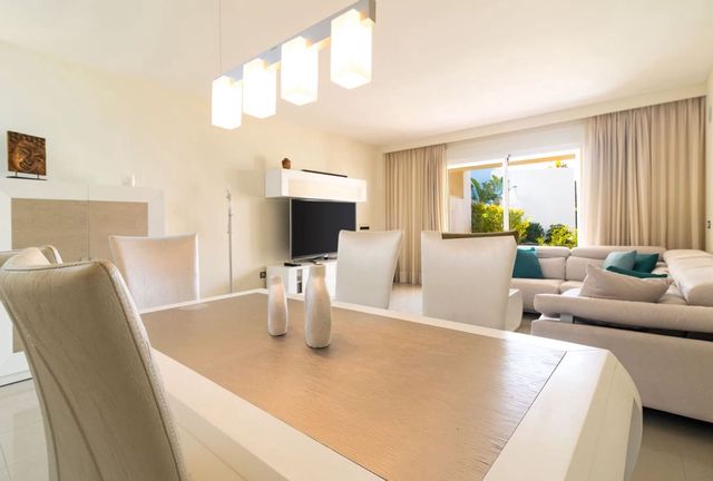 2 quarto Apartamento para venda em El Paraiso, Estepona com piscina garagem - 430 000 € (Ref: 10125596)