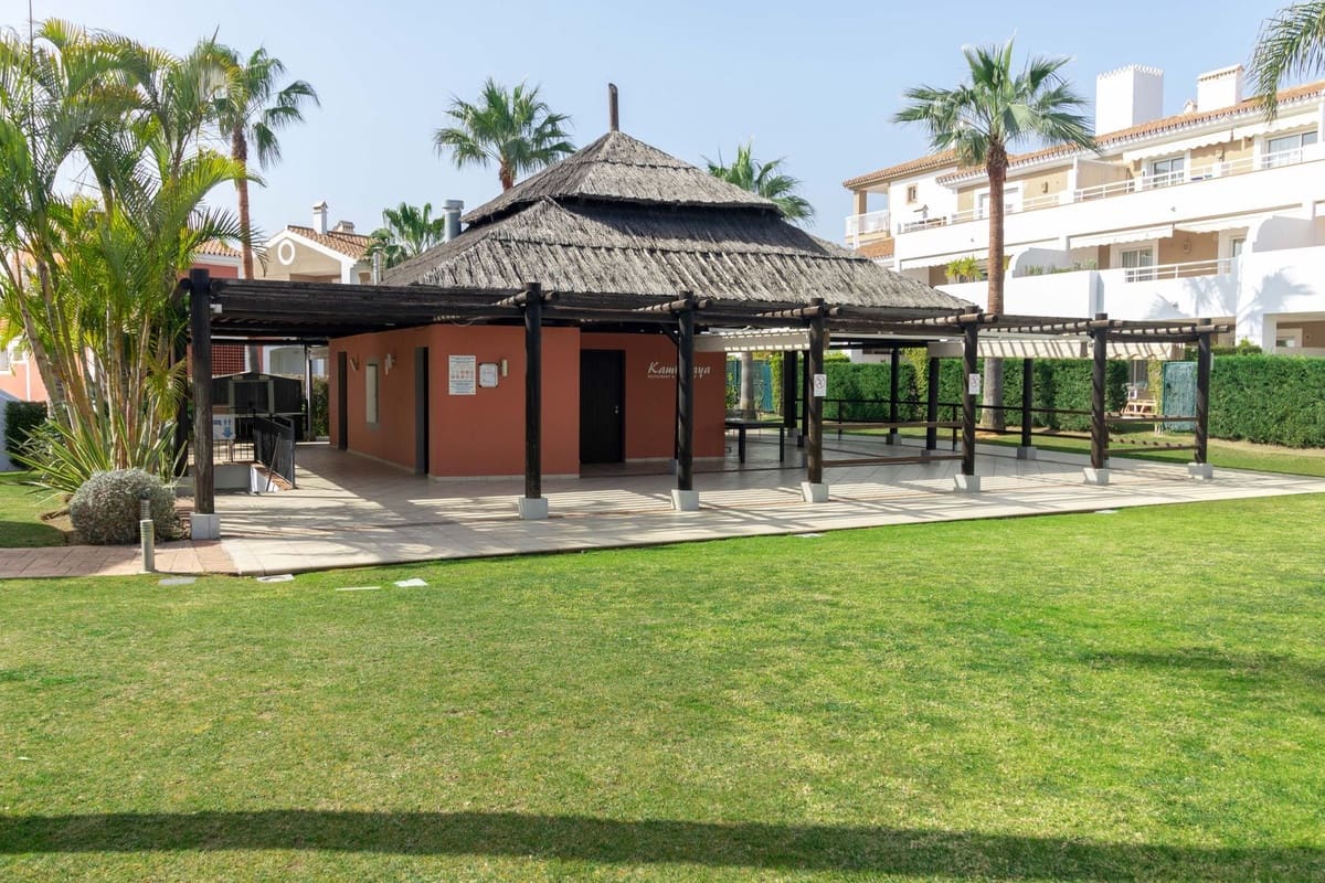 2 soveværelse Lejlighed til salg i El Paraiso med swimmingpool garage - € 430.000 (Ref: 10125596)