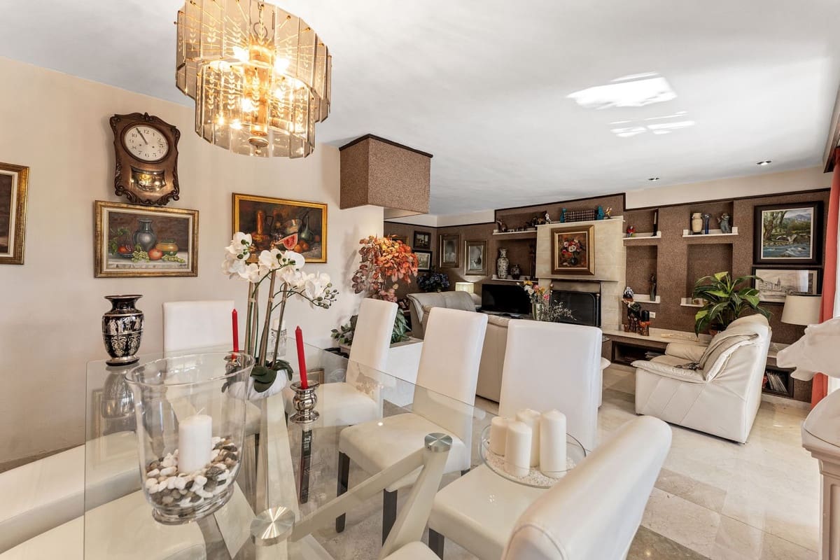 5 makuuhuone Huvila myytävänä paikassa El Paraiso mukana uima-altaan 
autotalli - 1 140 000 € (Ref: 10125598)