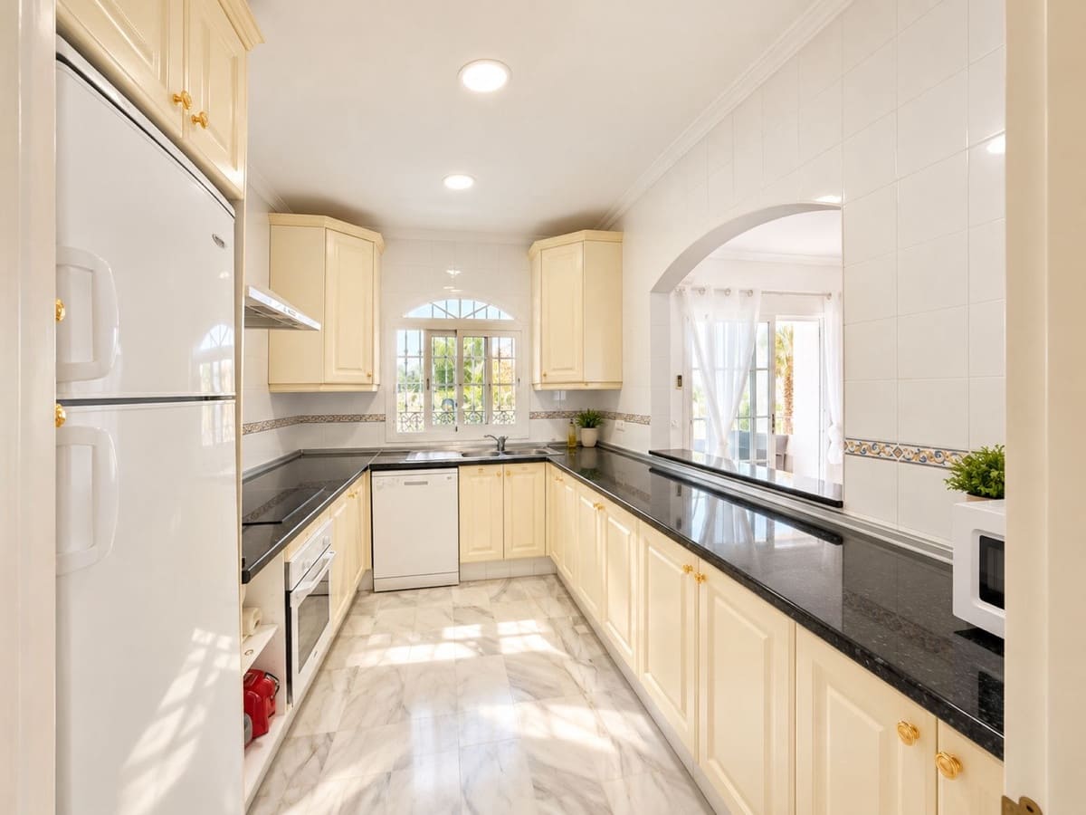 2 quarto Apartamento para venda em Estepona com piscina garagem - 329 000 € (Ref: 10125616)